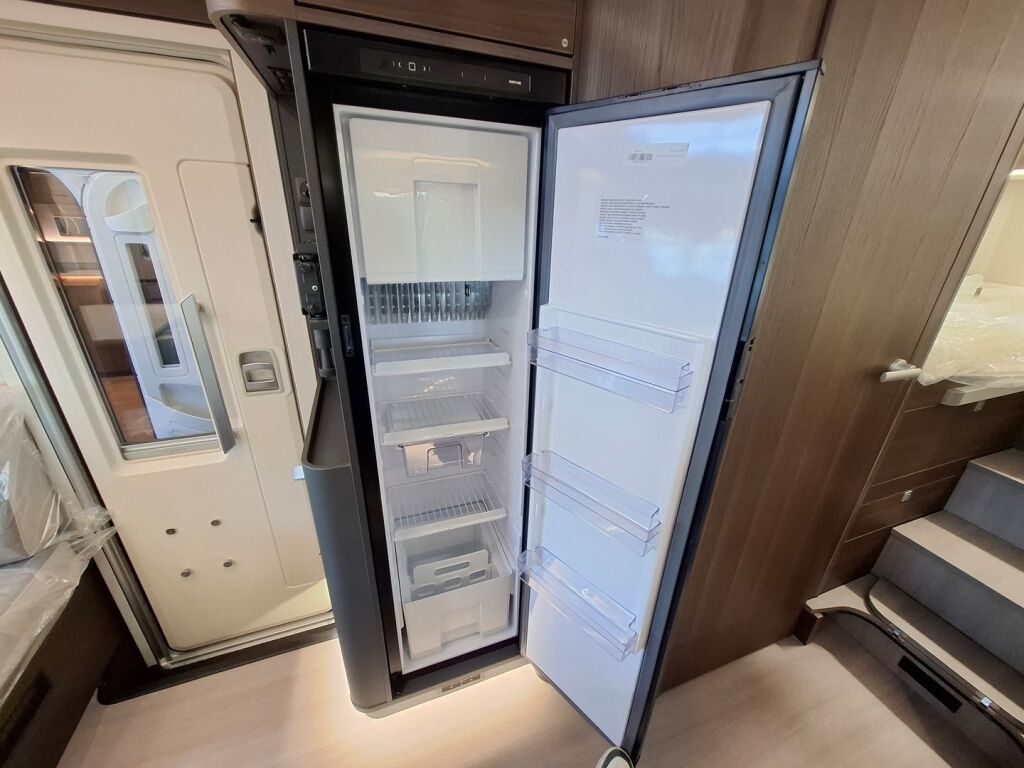 Adria MATRIX SUPREME 670SL 2026 Harmaa