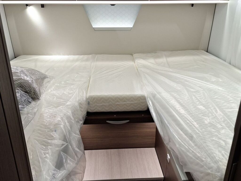 Adria MATRIX SUPREME 670SL 2026 Harmaa