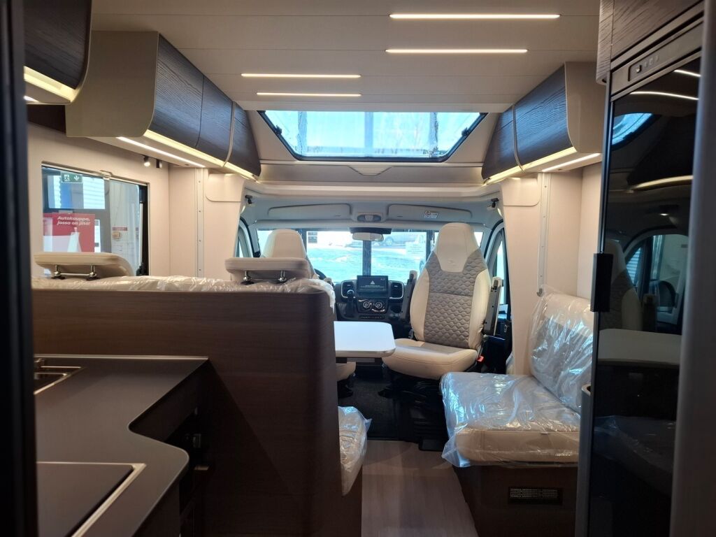 Adria MATRIX SUPREME 670SL 2026 Harmaa