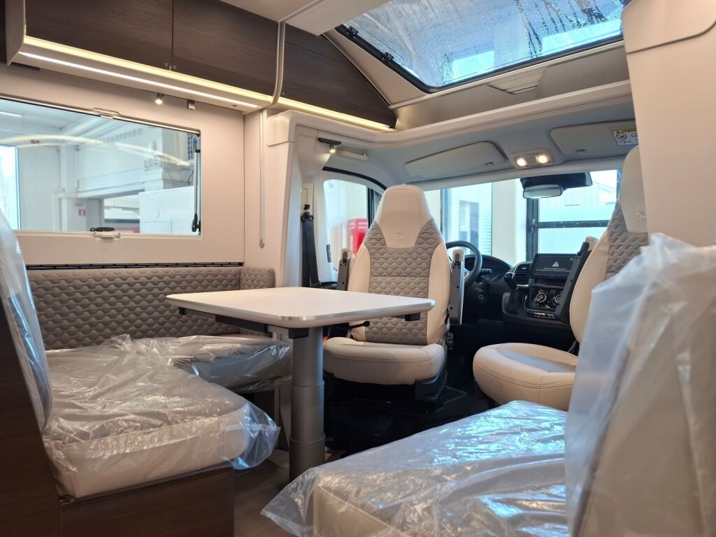 Adria MATRIX SUPREME 670SL 2026 Harmaa
