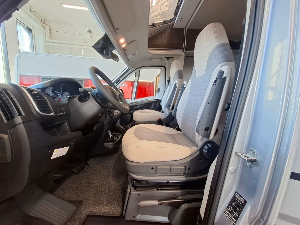 Adria MATRIX SUPREME 670SL 2026 Harmaa