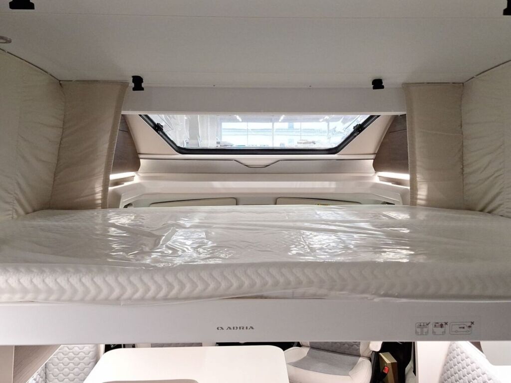 Adria MATRIX SUPREME 670SL 2026 Harmaa