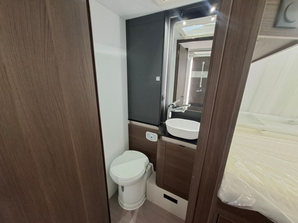 Adria MATRIX SUPREME 670SL 2026 Harmaa