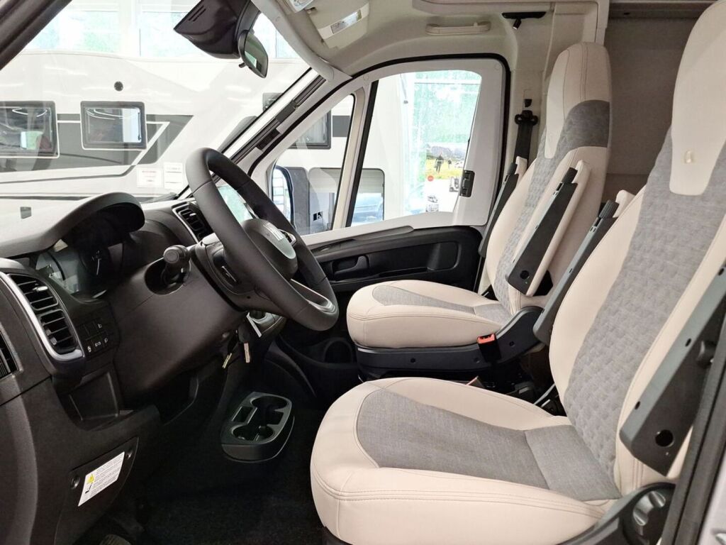 Adria MATRIX SUPREME 670SL 2026 Harmaa