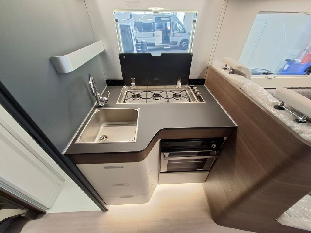Adria MATRIX SUPREME 670SL 2026 Harmaa