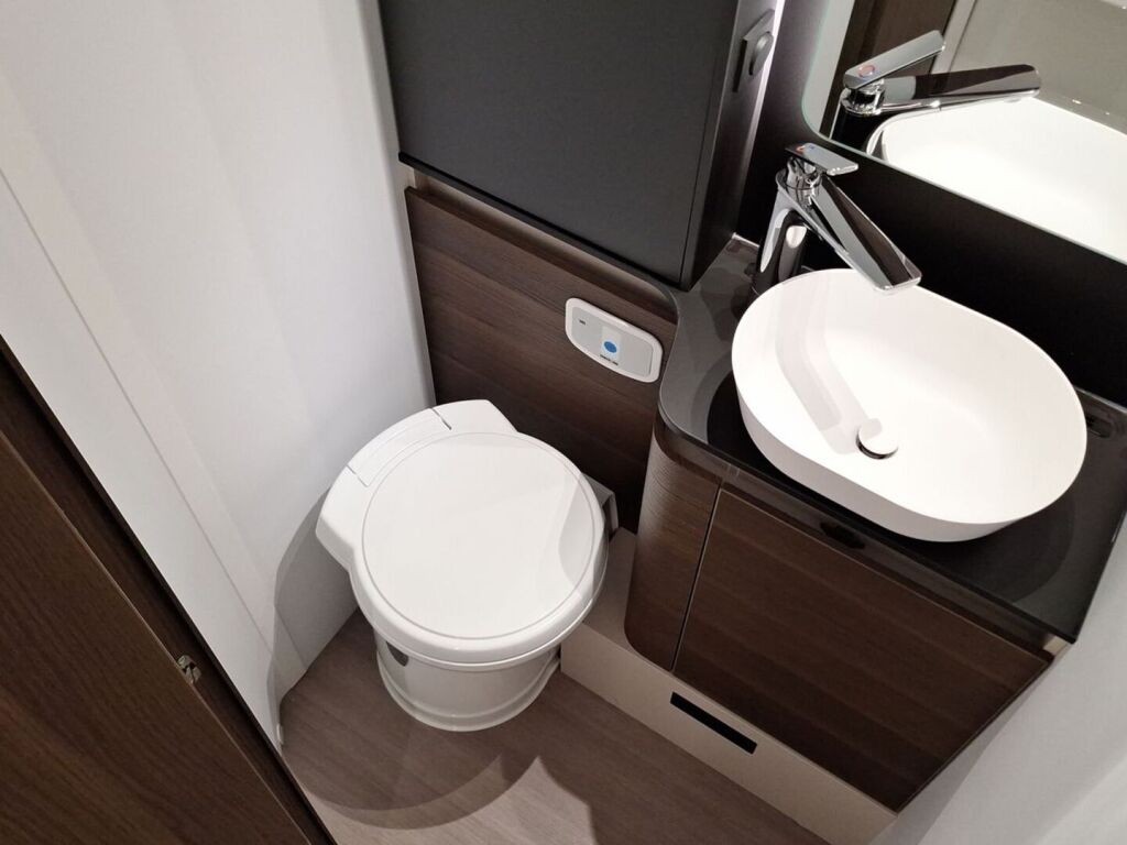 Adria MATRIX SUPREME 670SL 2026 Harmaa