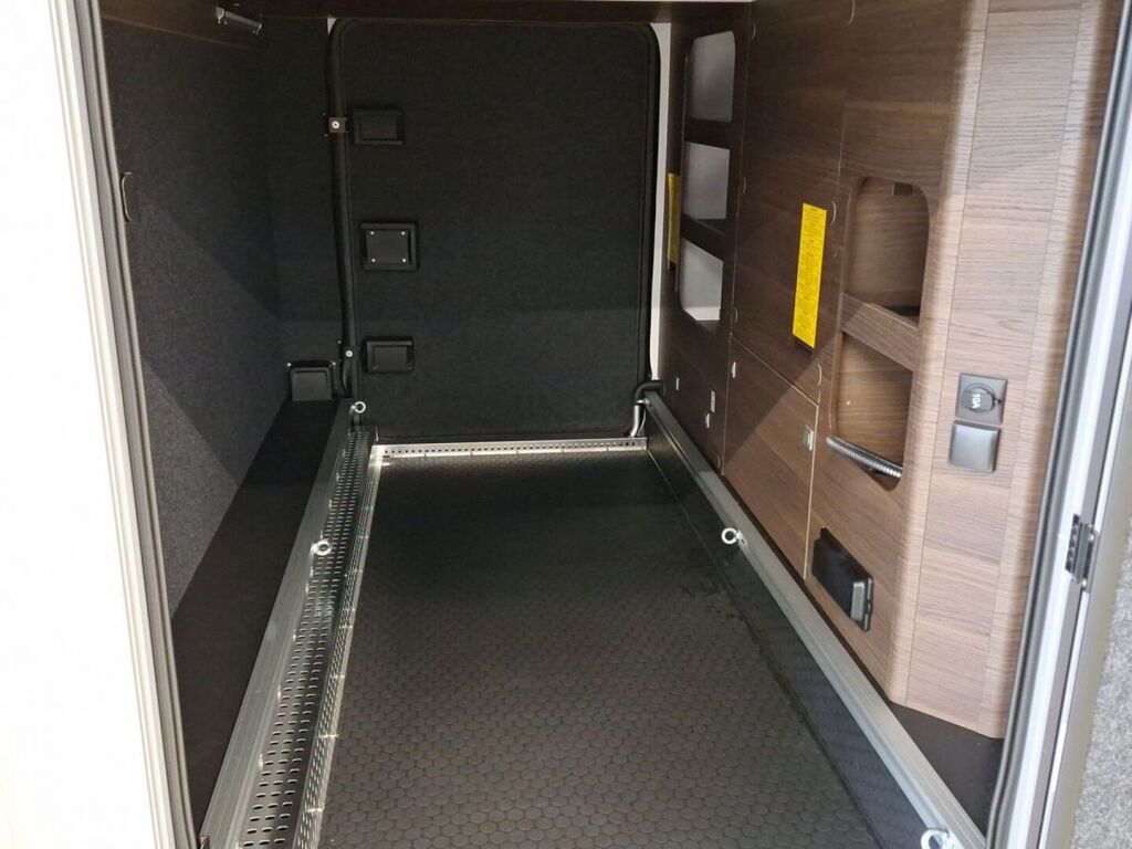 Adria MATRIX SUPREME 670SL 2026 Harmaa