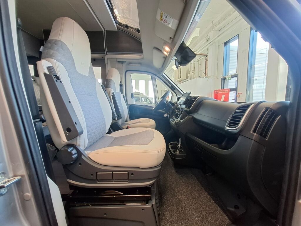 Adria MATRIX SUPREME 670SL 2026 Harmaa