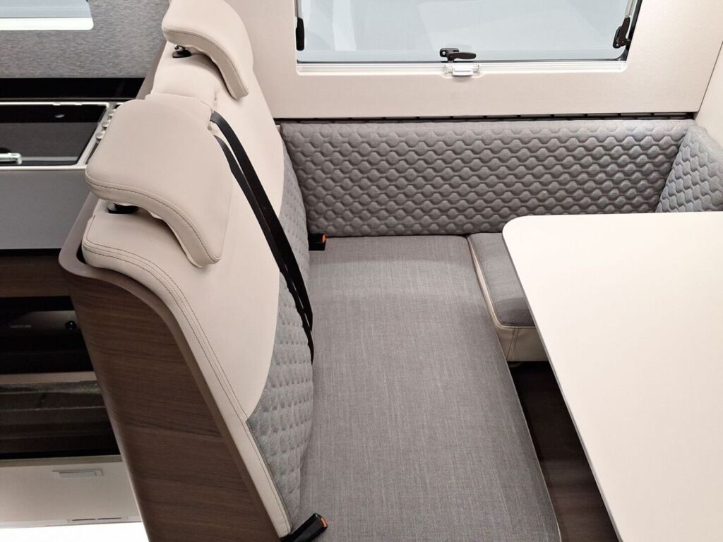 Adria MATRIX SUPREME 670SL 2026 Harmaa