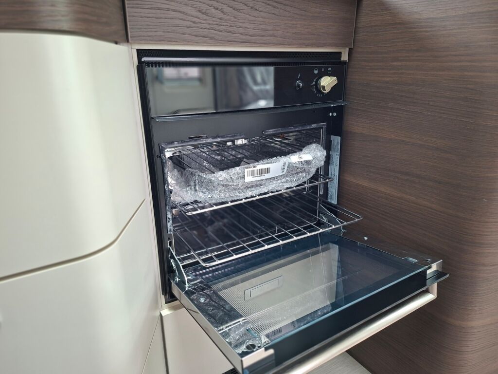 Adria MATRIX SUPREME 670 SC 2026 Harmaa