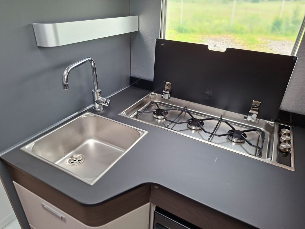 Adria MATRIX SUPREME 670 SC 2026 Harmaa