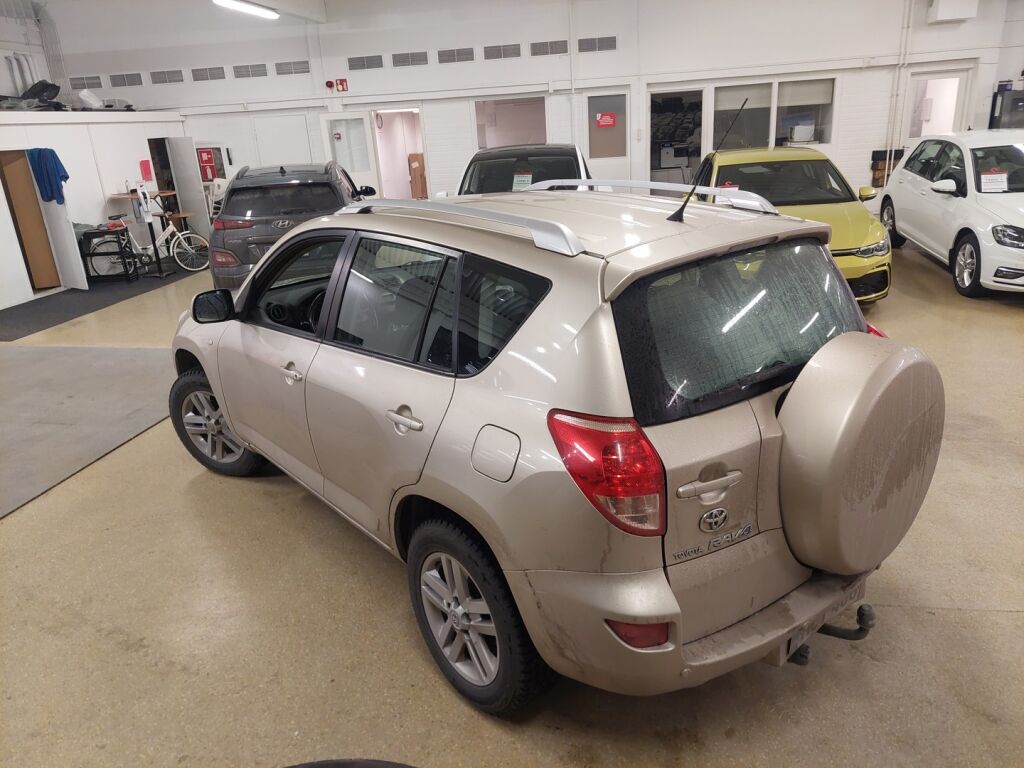 Toyota RAV4 2006 Ruskea (beige)