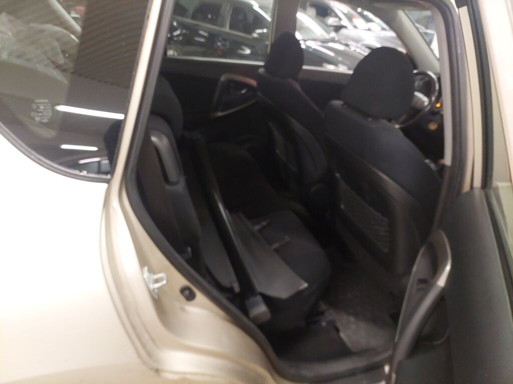 Toyota RAV4 2006 Ruskea (beige)