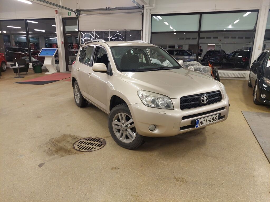 Toyota RAV4 2006 Ruskea (beige)