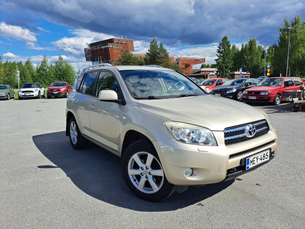 Toyota RAV4 2008 Ruskea (beige)