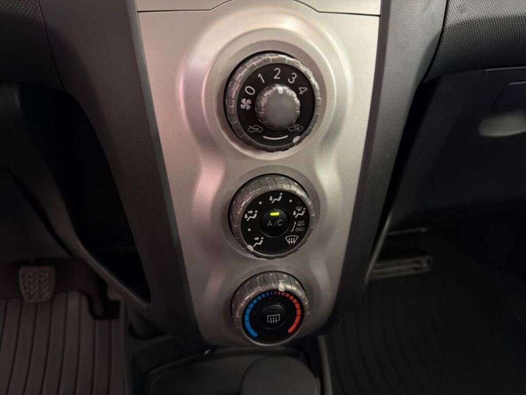 Toyota Yaris 2006 Musta