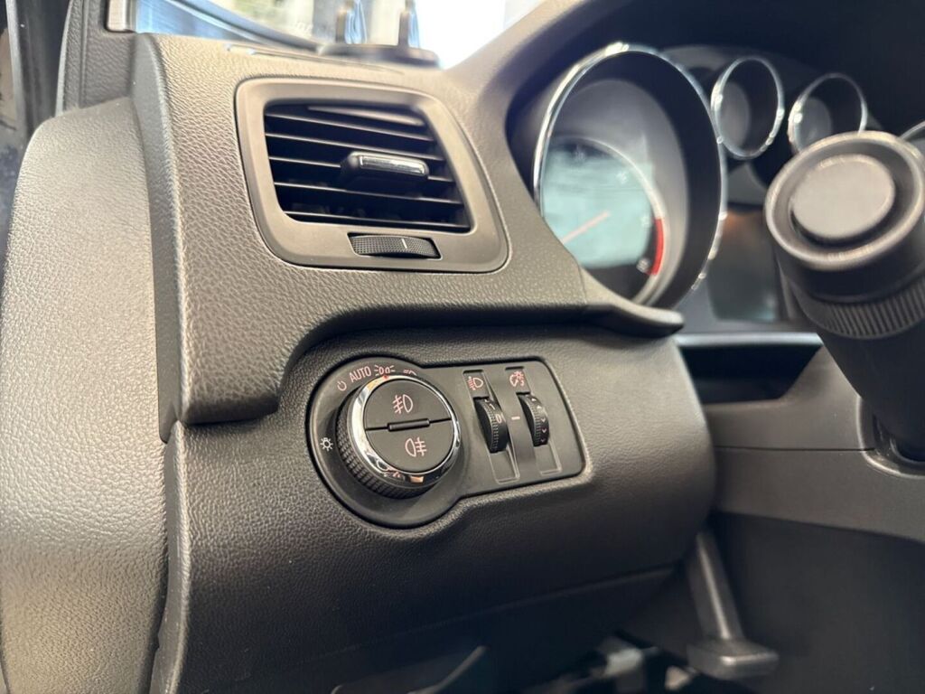 Opel Insignia 2010 Musta