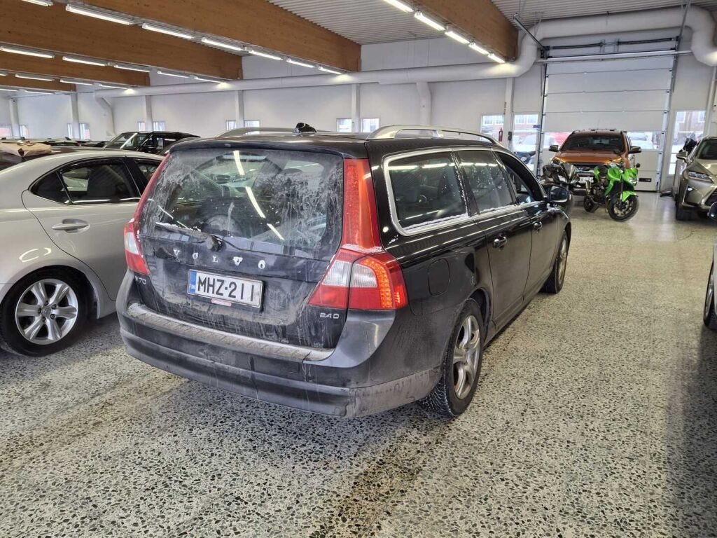 Volvo V70 2010 Musta