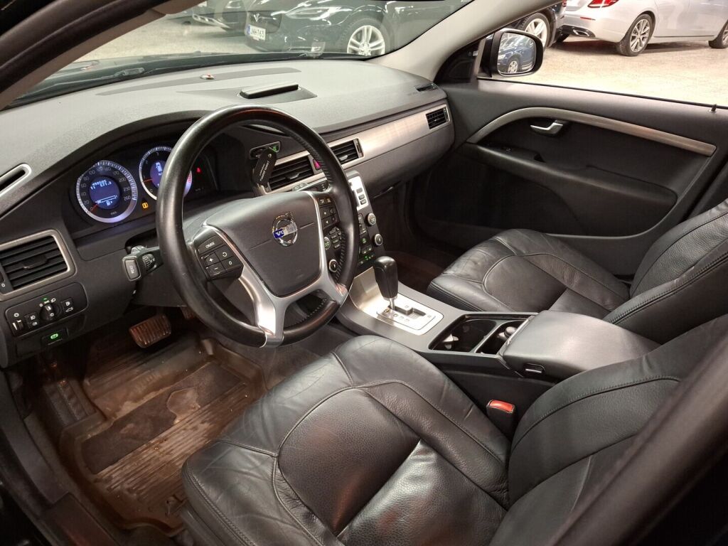 Volvo V70 2010 Musta