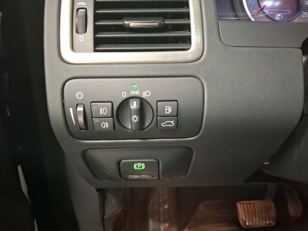 Volvo V70 2010 Musta