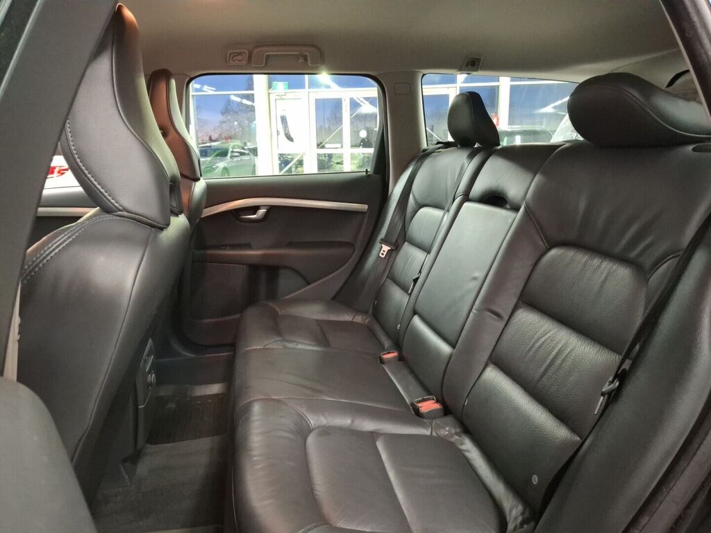 Volvo V70 2010 Musta