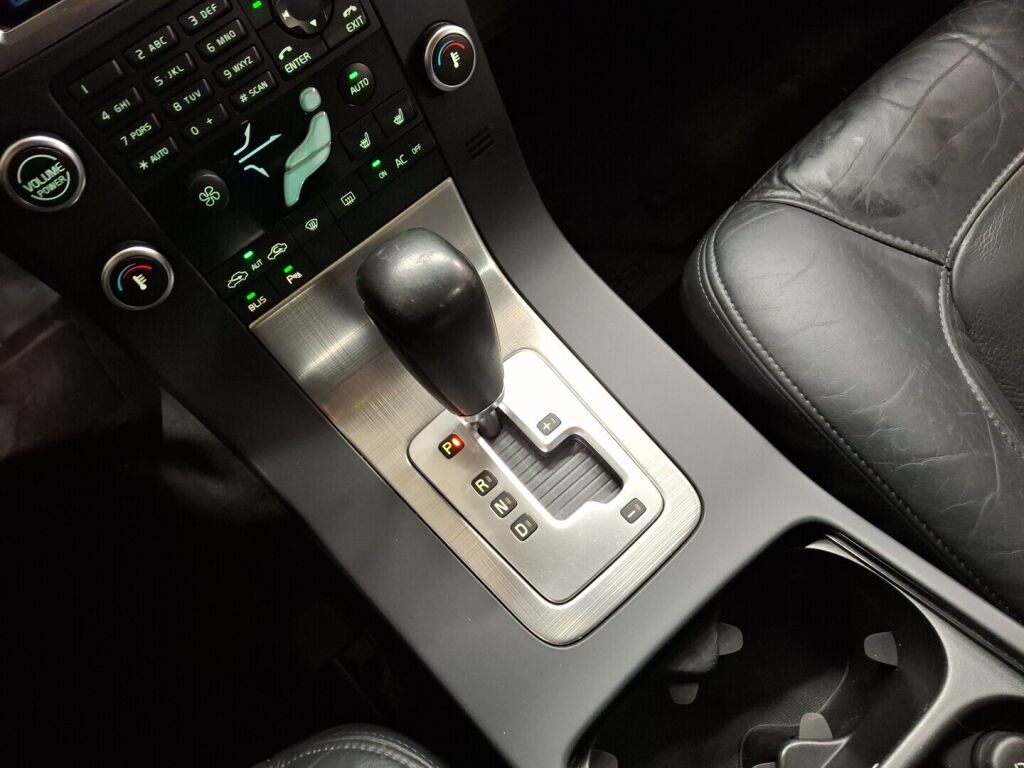 Volvo V70 2010 Musta