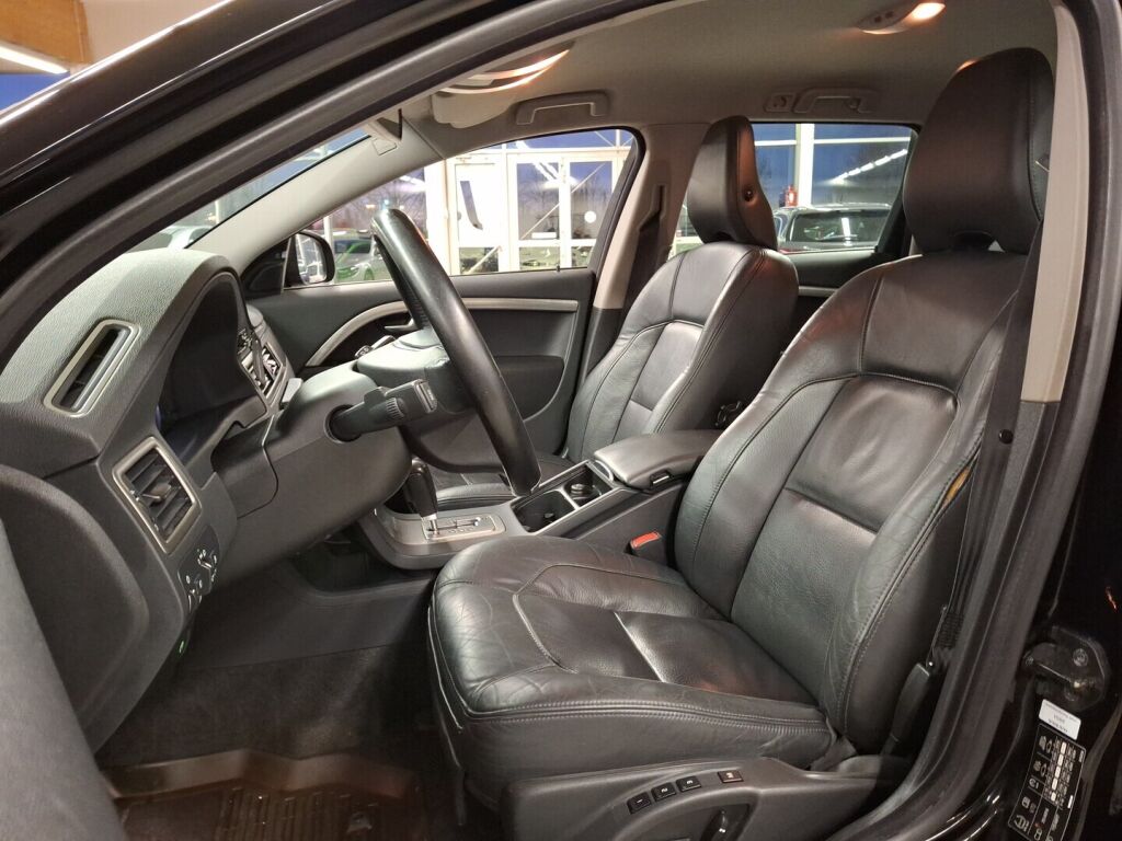 Volvo V70 2010 Musta