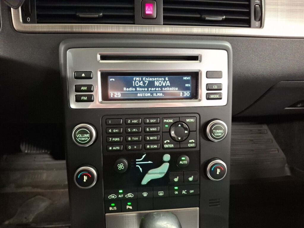 Volvo V70 2010 Musta