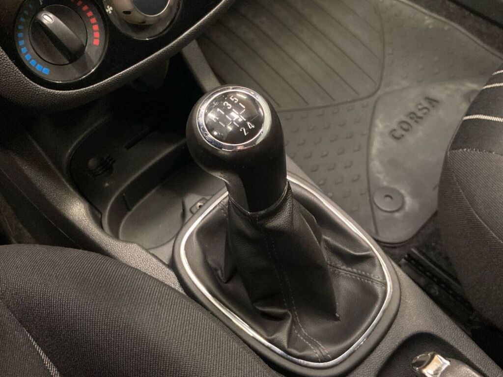 Opel Corsa 2011 Hopea