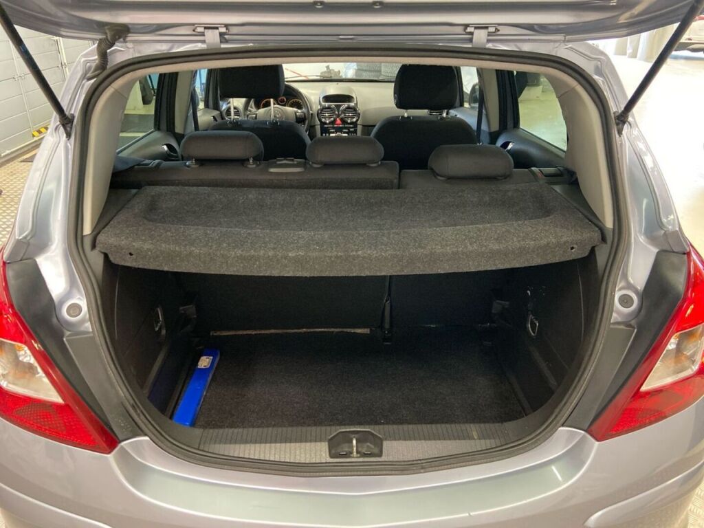 Opel Corsa 2011 Hopea