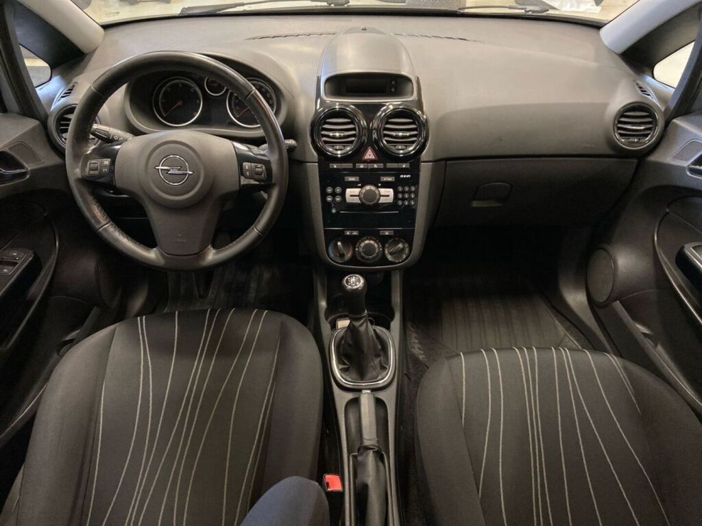 Opel Corsa 2011 Hopea