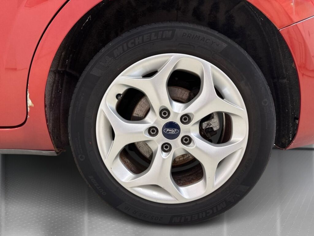 Ford Focus 2010 Punainen