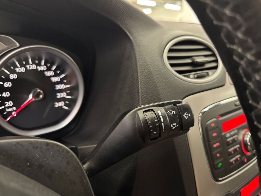 Ford Focus 2010 Punainen