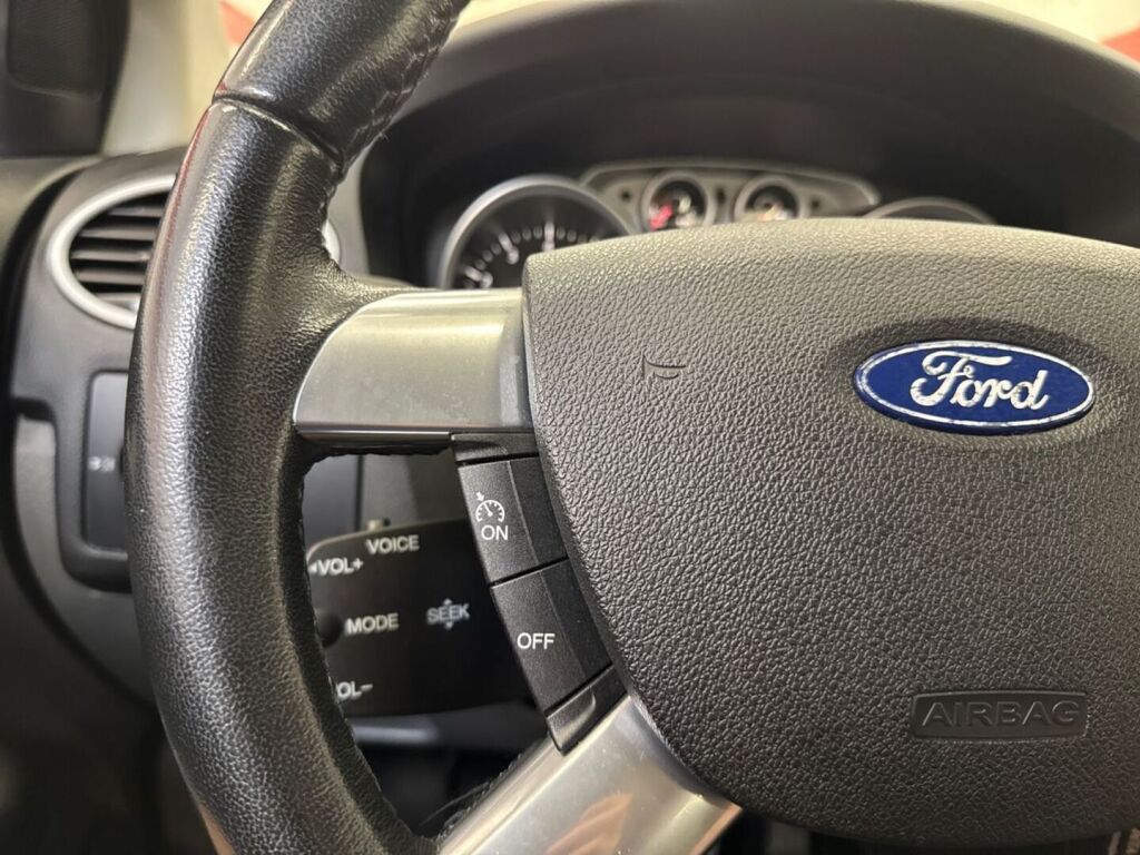 Ford Focus 2010 Punainen