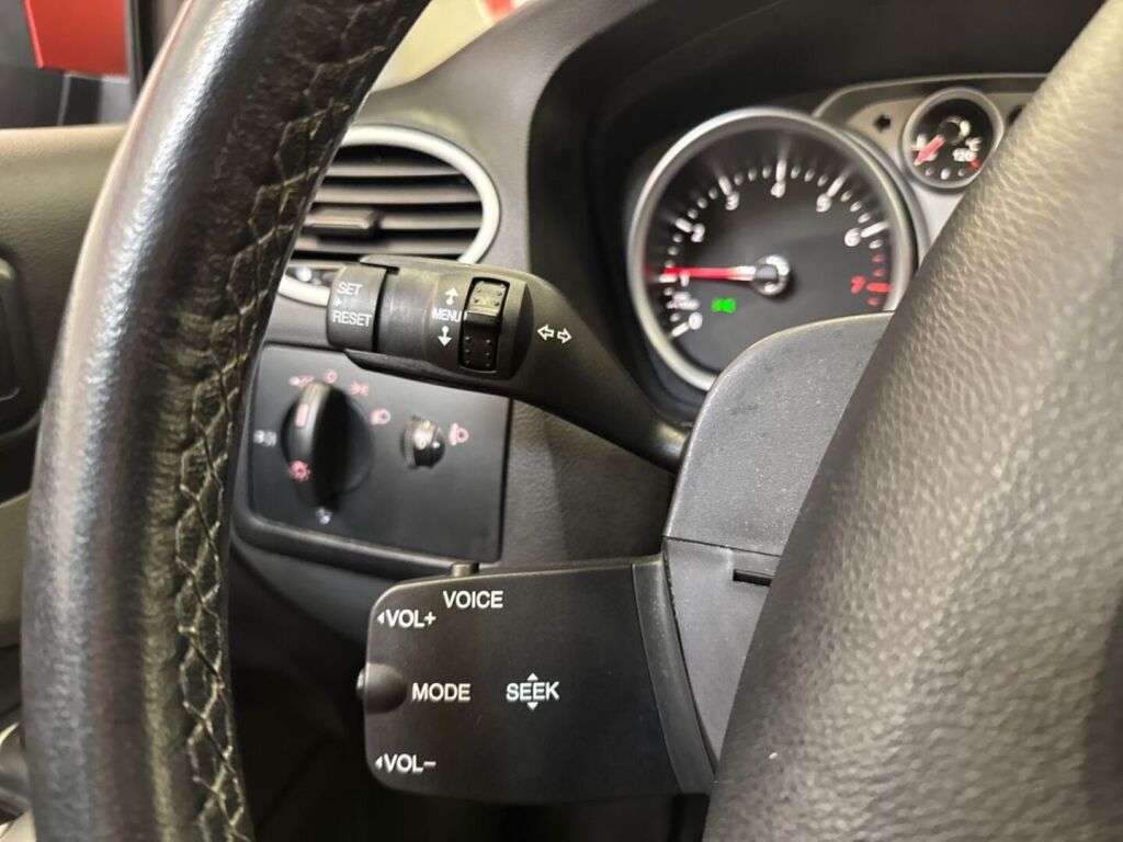 Ford Focus 2010 Punainen