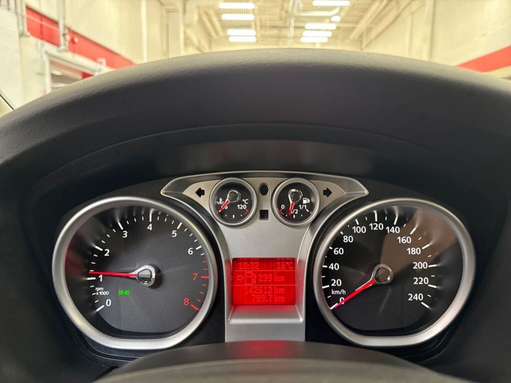 Ford Focus 2010 Punainen