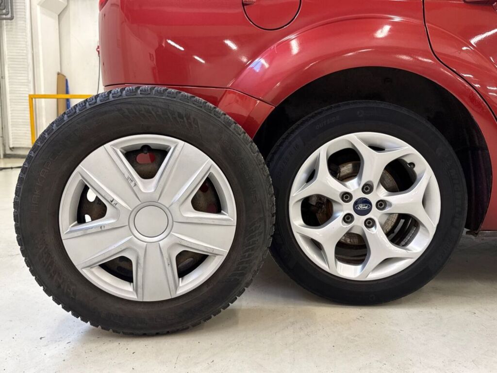 Ford Focus 2010 Punainen