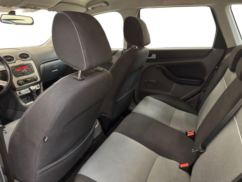 Ford Focus 2010 Punainen
