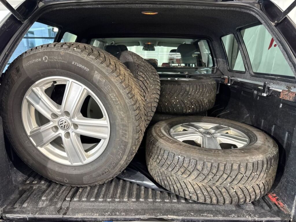 Volkswagen Amarok 2011 Musta