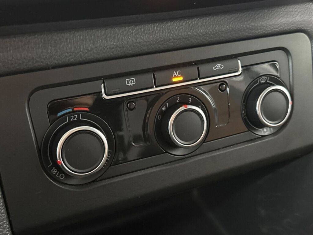 Volkswagen Amarok 2011 Musta