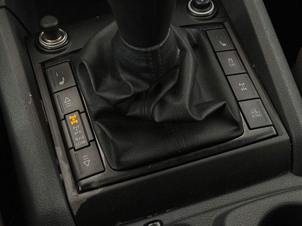Volkswagen Amarok 2011 Musta