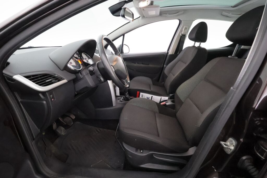 Peugeot 207 2011 Punainen