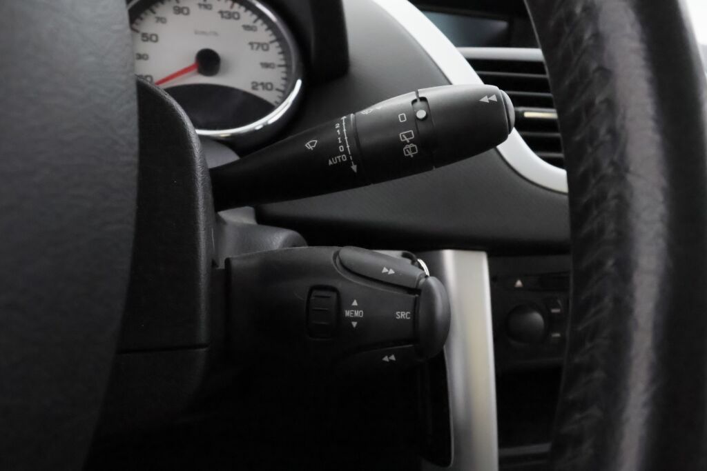 Peugeot 207 2011 Punainen