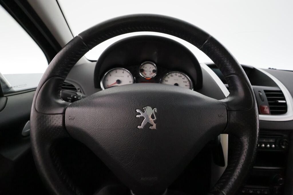 Peugeot 207 2011 Punainen