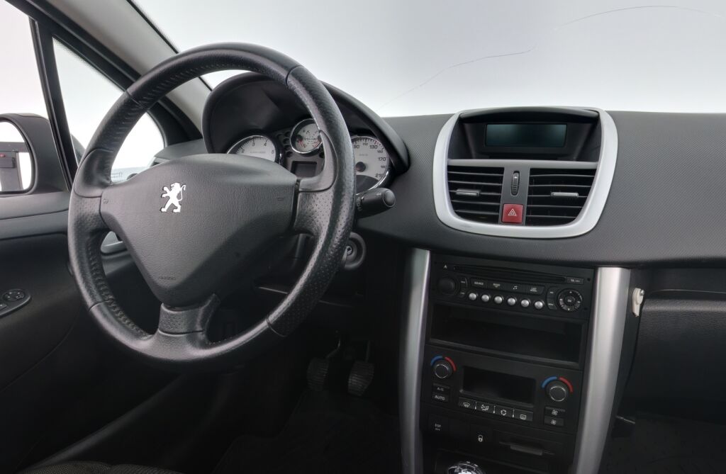 Peugeot 207 2011 Punainen
