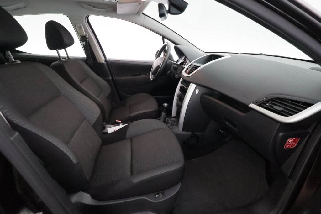 Peugeot 207 2011 Punainen