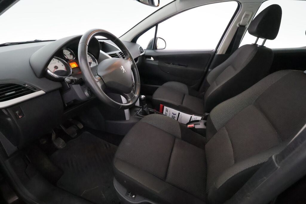 Peugeot 207 2011 Punainen