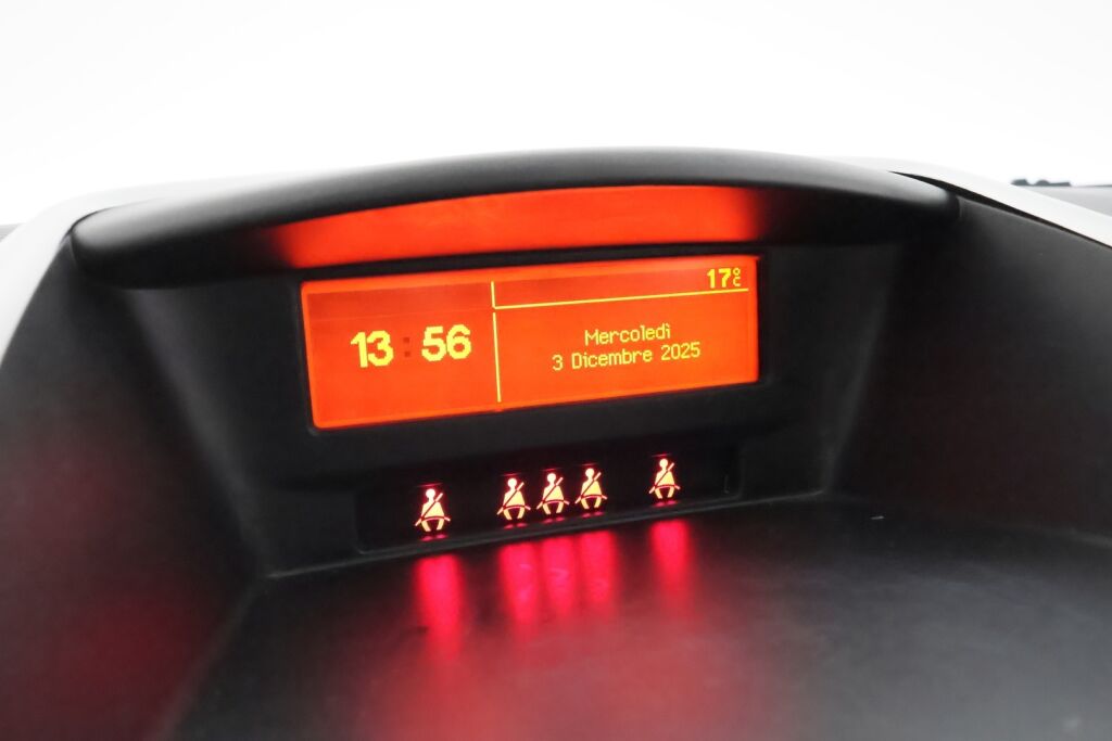 Peugeot 207 2011 Punainen