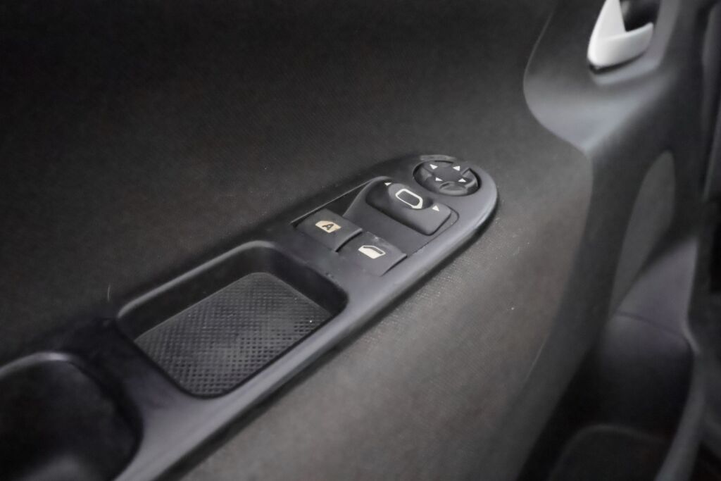 Peugeot 207 2011 Punainen