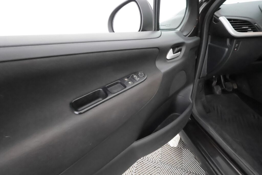 Peugeot 207 2011 Punainen